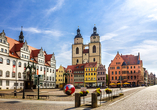 Willkommen in Wittenberg! Schlendern Sie durch die charmanten Straßen und entdecken Sie den Marktplatz mit der Kirche.