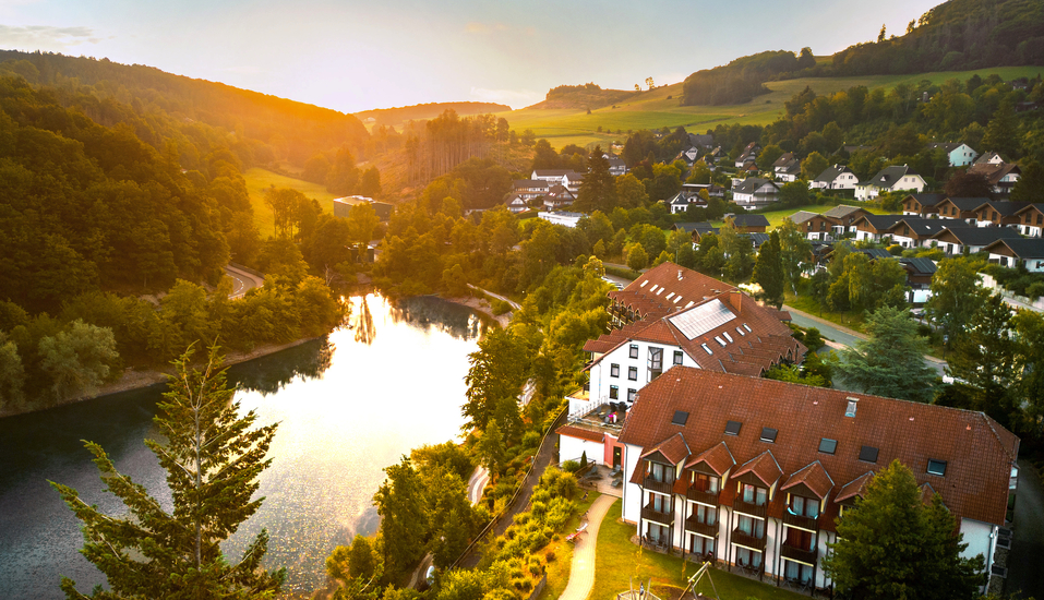 Außenansicht des Göbel's Seehotels Diemelsee