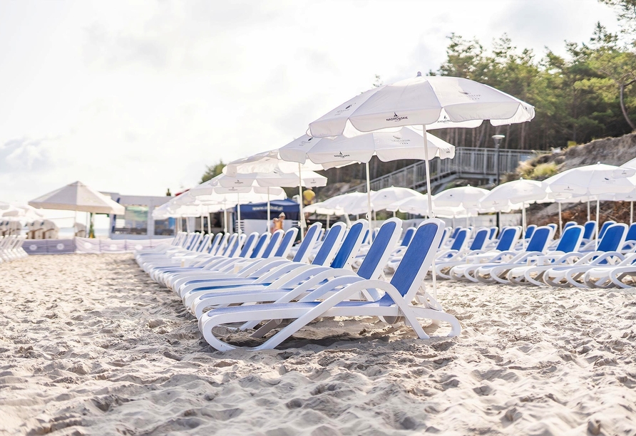 Den feinen Sandstrand des Hotels erreichen Sie nach nur wenigen Gehminuten.