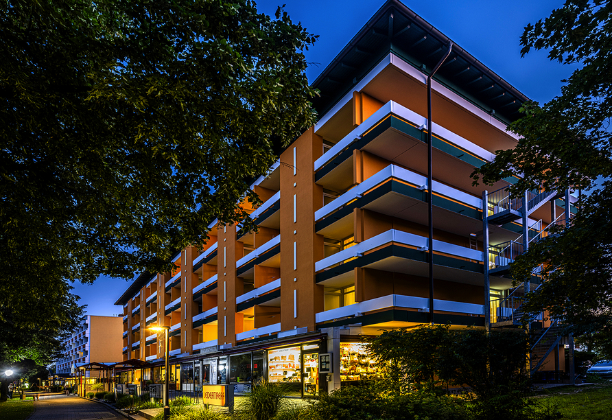 Außenansicht des Hotels bei Nacht