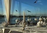 Genießen Sie im Hotelrestaurant den wunderschönen Blick auf die Weser.