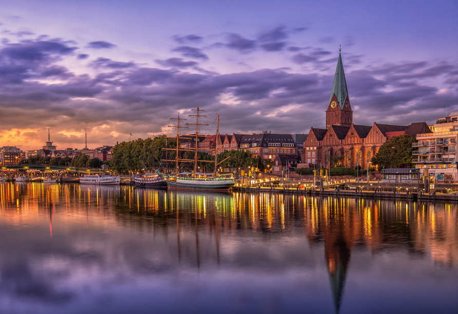 Die Schlachte ist die beliebte Flaniermeile in Bremen und führt an der schönen Weser entlang.