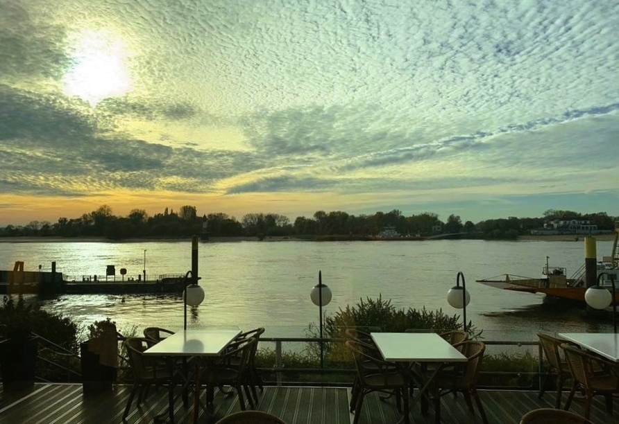 Auf der Panoramaterrasse blicken Sie direkt auf die Weser.