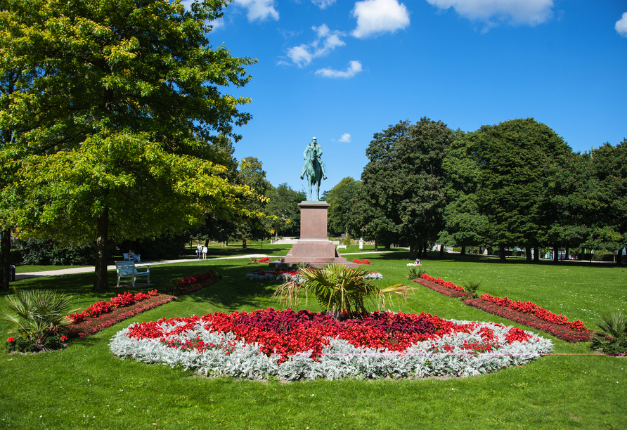 Der Kieler Schlossgarten mit dem Denkmal von Kaiser Wilhelm I. lädt zum Verweilen ein.