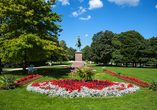 Der Kieler Schlossgarten mit dem Denkmal von Kaiser Wilhelm I. lädt zum Verweilen ein.