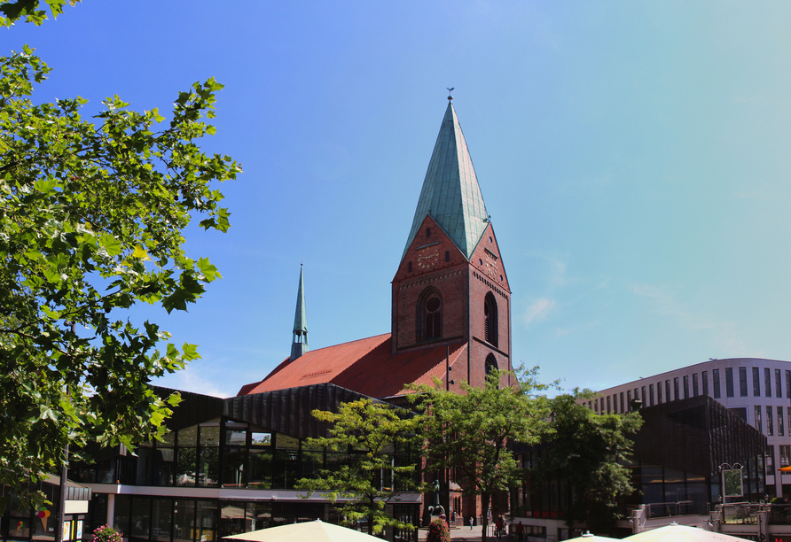 Die Nikolaikirche am Alten Markt ist das älteste erhaltene Gebäude Kiels.