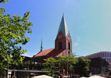 Die Nikolaikirche am Alten Markt ist das älteste erhaltene Gebäude Kiels.