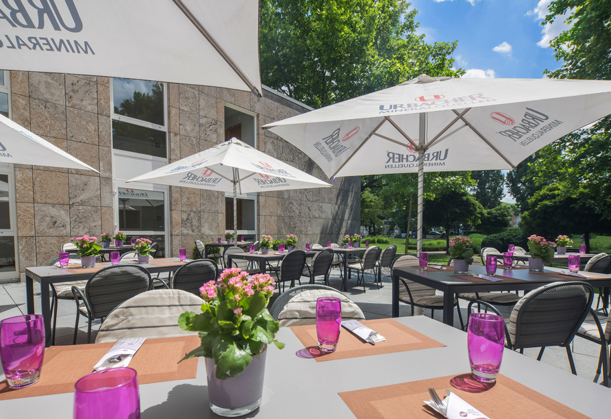 Frühstücken Sie doch gerne bei gutem Wetter auf der Terrasse.