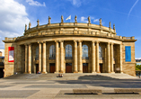 Besuchen Sie das Staatstheater in Stuttgart.