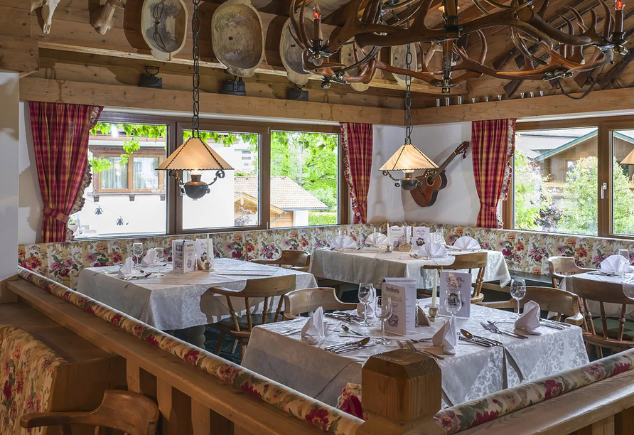 Im Restaurant des Hotels werden Ihnen leckere Speisen serviert.