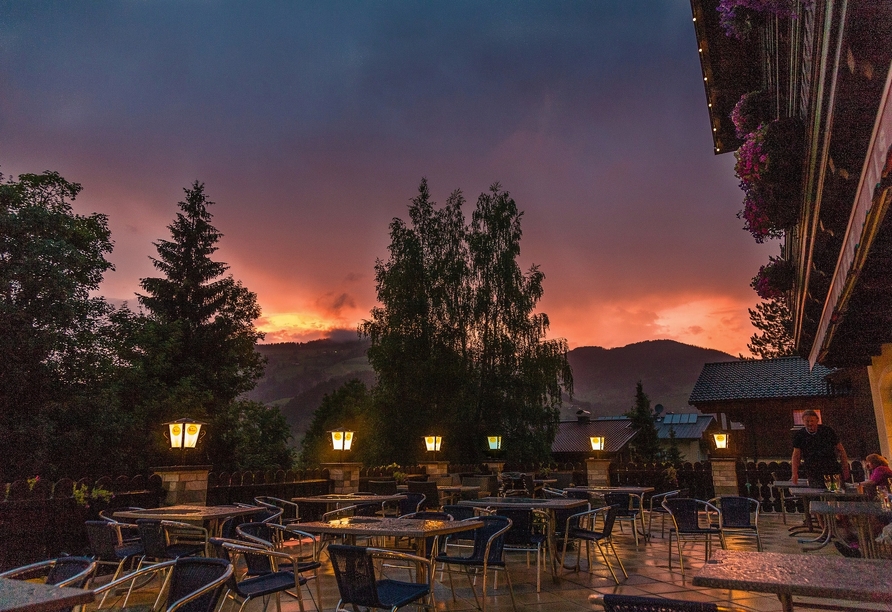 Verbringen Sie auf der Hotelterrasse einen erholsamen Abend.