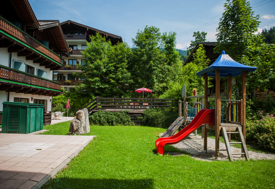 Auf die kleinen Gäste wartet ein Garten mit Spielplatz.