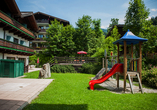 Auf die kleinen Gäste wartet ein Garten mit Spielplatz.