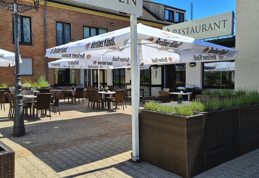 Bei schönem Wetter lädt der Biergarten zum Verweilen ein.