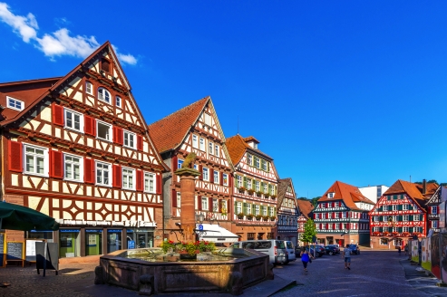 Schlendern Sie durch die Stadt Calw mit den hübschen Fachwerkhäusern und gemütlichen Cafés.