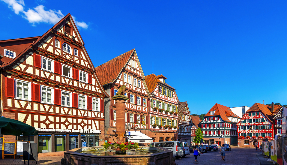 Schlendern Sie durch die Stadt Calw mit den hübschen Fachwerkhäusern und gemütlichen Cafés.