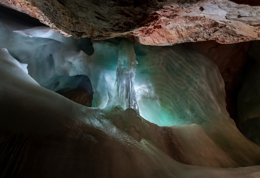 Bestaunen Sie in der Eisriesenwelt in Werfen die Formationen aus Eis und Licht.