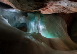 Bestaunen Sie in der Eisriesenwelt in Werfen die Formationen aus Eis und Licht.