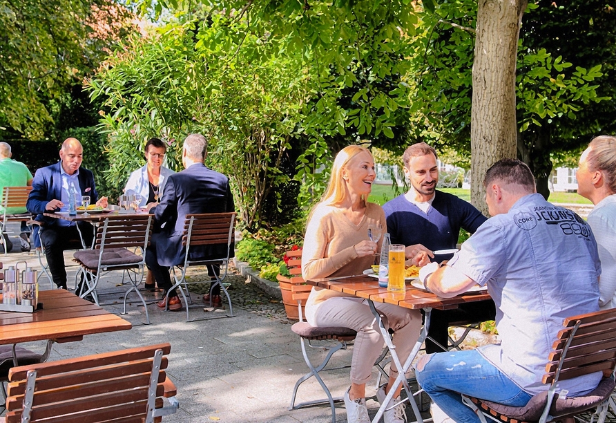 Die Terrasse lädt zum Verweilen ein.