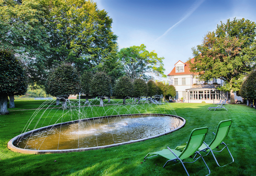 Die parkähnliche Gartenanlage vom Hotel Villa Heine erwartet Sie mit vielen Plätzen zum Verweilen.