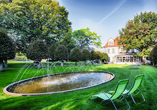 Die parkähnliche Gartenanlage vom Hotel Villa Heine erwartet Sie mit vielen Plätzen zum Verweilen.