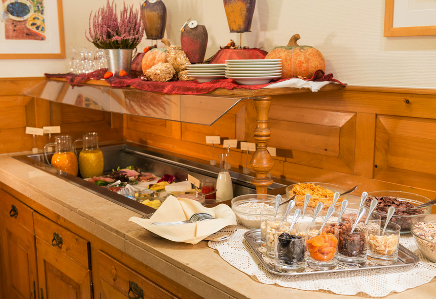 Greifen Sie am reichhaltigen Frühstücksbuffet beherzt zu und stärken Sie sich so für den Tag.