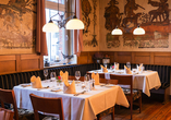 Neben regionaler Küche erwarten Sie im Restaurant kunstvolle Malereien im Jugendstil.