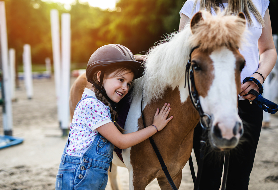 Für die kleinen Gäste hält das Hotel Aktivitäten wie Ponyreiten bereit.