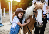 Für die kleinen Gäste hält das Hotel Aktivitäten wie Ponyreiten bereit.