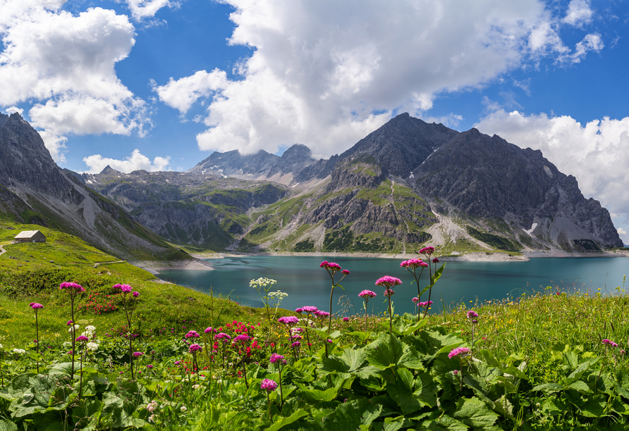 Der traumhafte Lünersee ist ein beliebtes Ausflugsziel in der Nähe.