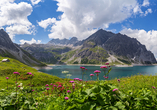 Der traumhafte Lünersee ist ein beliebtes Ausflugsziel in der Nähe.