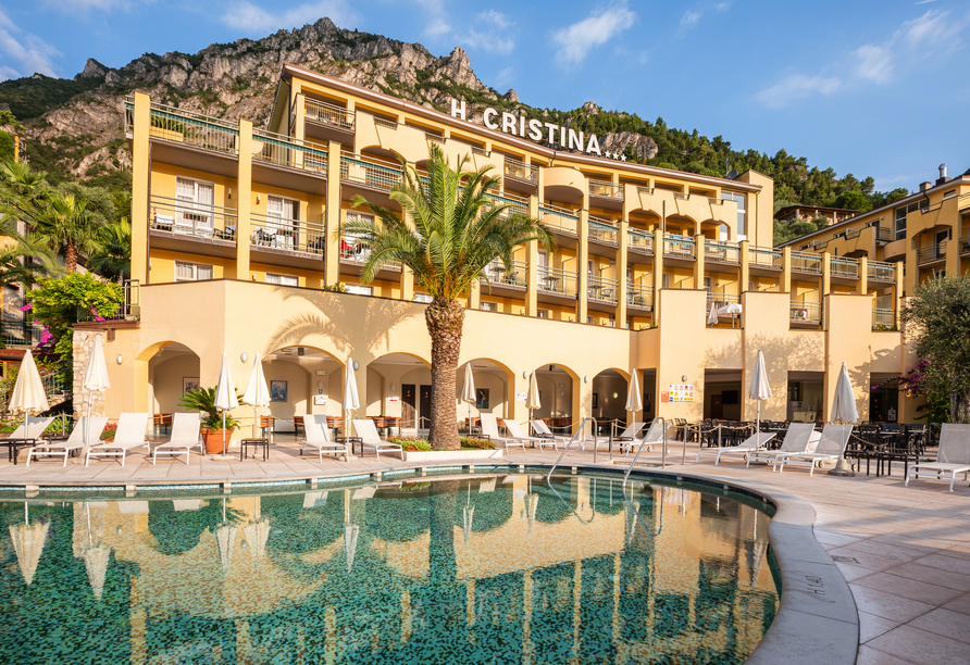 Genießen Sie die Sonne in dem Außenbereich Ihres Hotels (Blick auf das benachbarte Hotel Cristina).