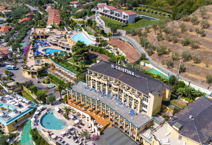 Ihre Hotelanlage von oben (mit Blick auf das benachbarte Hotel Cristina)