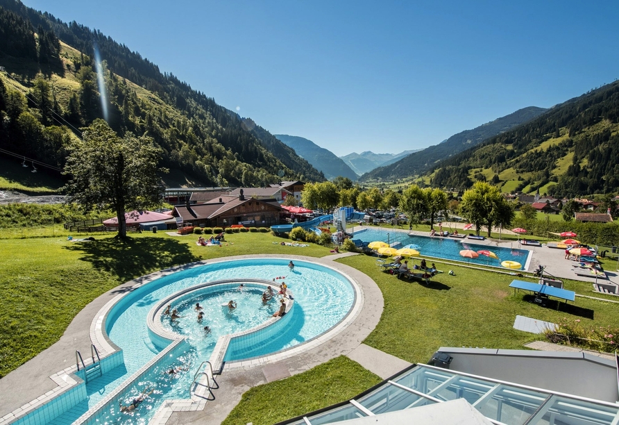 Verbringen Sie einen Tag im Solarbad Gastein und genießen Sie bei schönem Wetter die atemberaubende Aussicht auf die Berge.