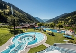 Verbringen Sie einen Tag im Solarbad Gastein und genießen Sie bei schönem Wetter die atemberaubende Aussicht auf die Berge.