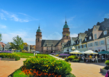 Am weitläufigen Marktplatz von Freudenstadt finden Sie eine gute Auswahl an inhabergeführten Geschäften, Eiscafés und vielem mehr.