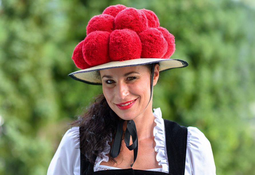 Tauchen Sie in die Traditionen des Schwarzwalds wie die Bollenhut-Tracht ein.