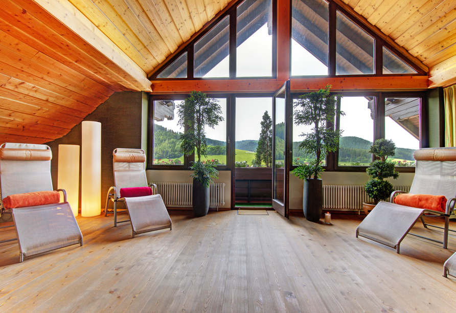 Wunderschöne Panoramablicke verzaubern Sie im großzügigen Ruheraum des Hotels.