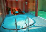 Der Whirlpool und das Hallenbad im Wellnessbereich des Hotels Paula Wellness & Spa