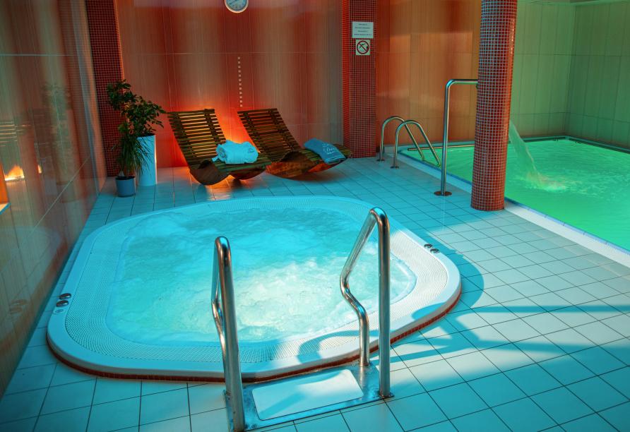 Der Whirlpool und das Hallenbad im Wellnessbereich des Hotels Paula Wellness & Spa