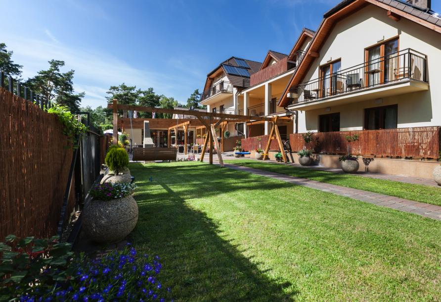 Die kleinsten Gäste kommen auf dem Spielplatz im Hotelgarten auf Ihre Kosten. 