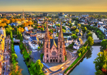 Die Paulskirche in Straßburg ist ein echter Hingucker mit ihrer direkten Lage am Wasser.