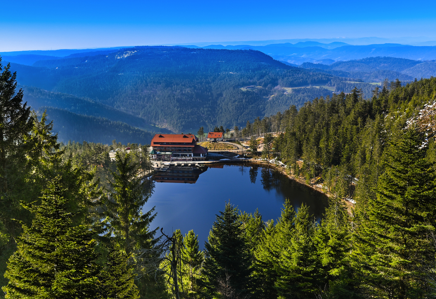 Atemberaubender Blick auf den sagenumwobenen Mummelsee im Schwarzwald.