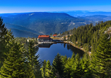 Atemberaubender Blick auf den sagenumwobenen Mummelsee im Schwarzwald.