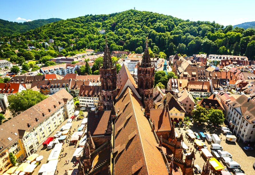 Rund um das Freiburger Wahrzeichen findet von Montag bis Samstag der Münstermarkt statt.