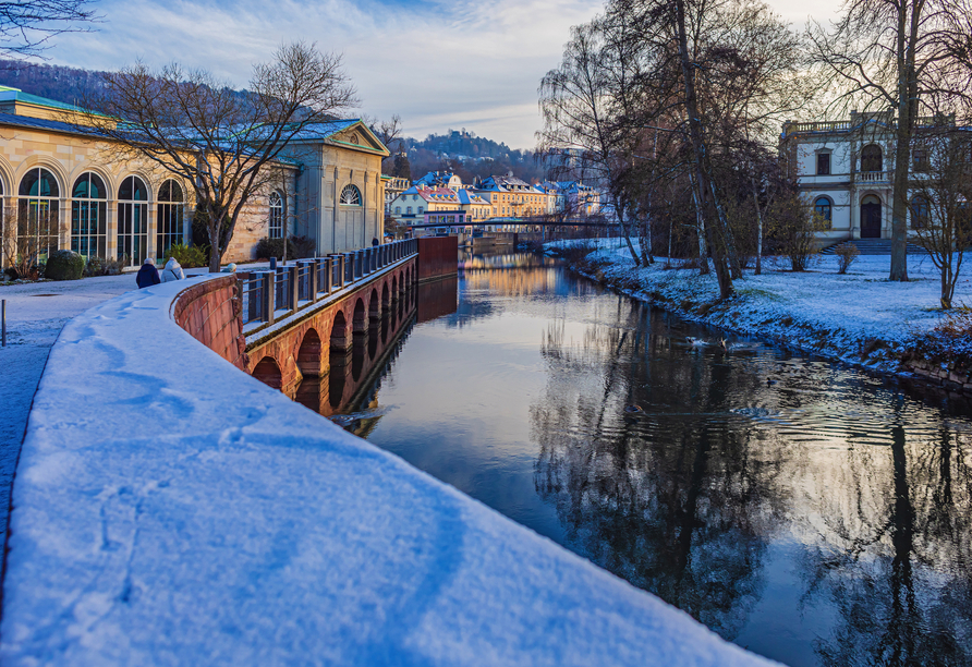 Spazieren Sie entlang der Saale durch das winterliche Bad Kissingen.