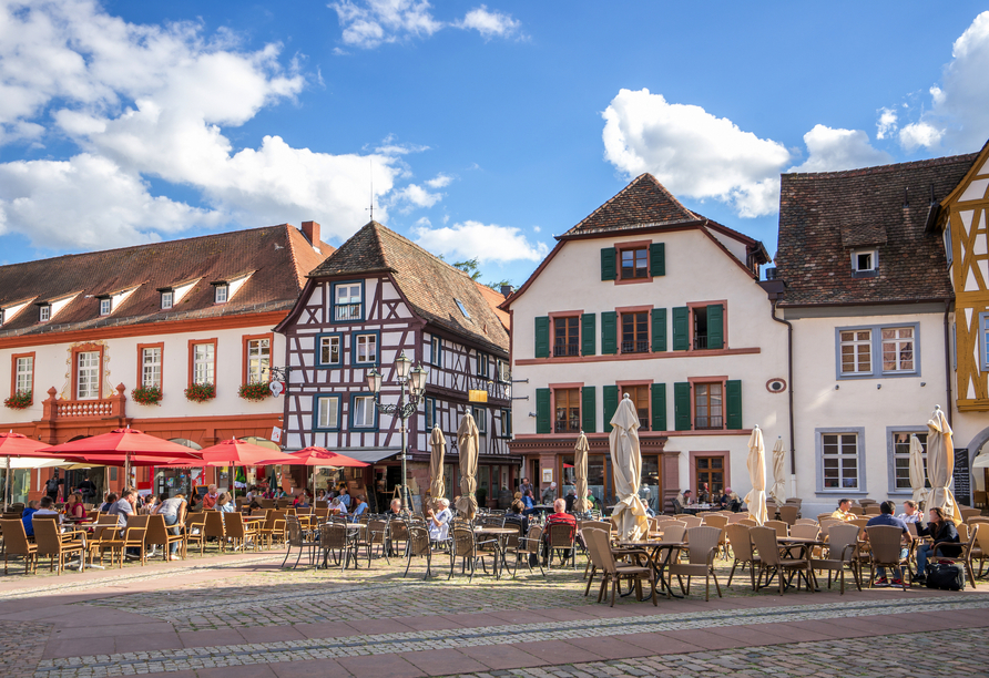 Schlendern Sie durch die Altstadt von Neustadt an der Weinstraße.