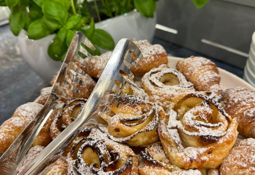 Lassen Sie sich die liebevoll zubereiteten Leckereien im Restaurant schmecken.