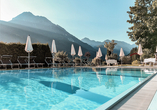 Erholen Sie sich von einem ereignisreichen Tag am Außenpool des Hotels und lassen Sie den Blick über das Bergpanorama schweifen.