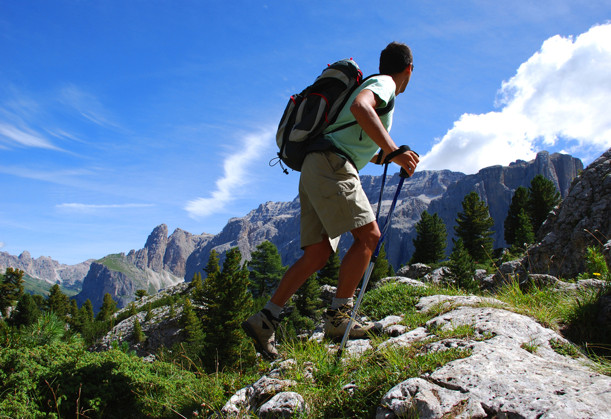 Unternehmen Sie abwechslungsreiche Wanderungen in der atemberaubenden Bergwelt der Dolomiten.